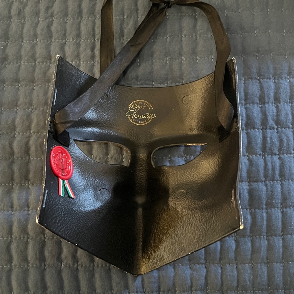 Elegant Gold and Black Masquerade Mask. Venetian  mask.  Hand painted - Picture 2 of 5